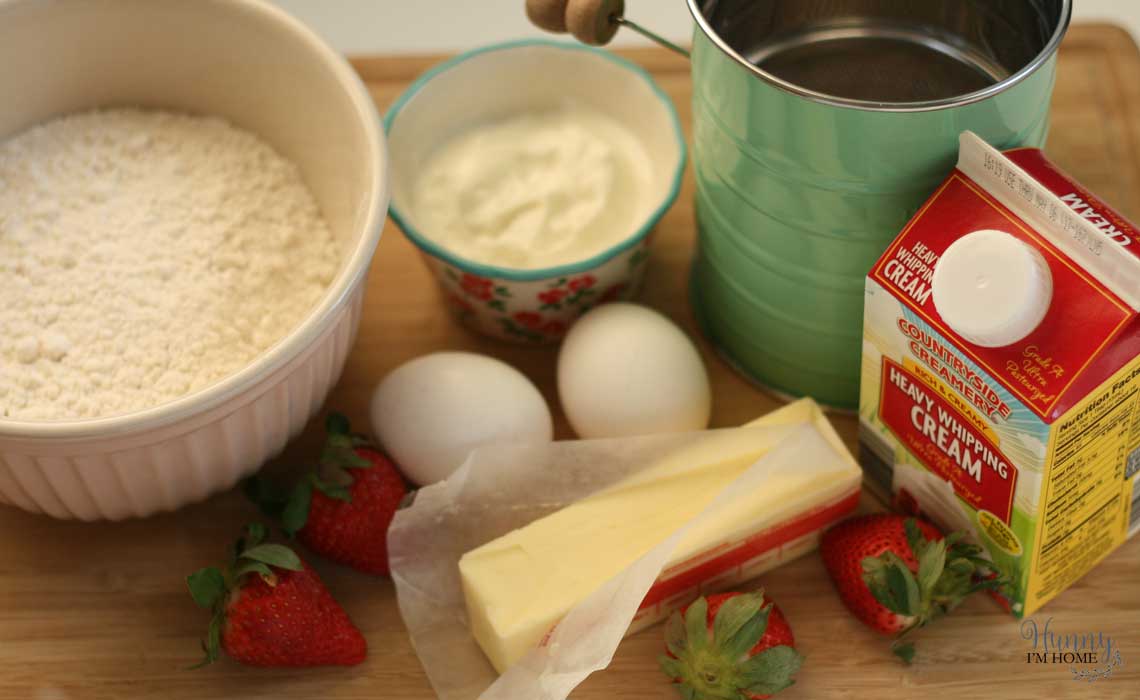 These delicious gluten free strawberries and cream filled cupcakes will be the perfect addition to any Spring or Summer gather, especially a Mother's Day dessert! gluten free cupcakes | gluten free strawberry cupcakes | gluten free filled cupcakes | Spring gluten free cupcakes | Summer gluten free cupcakes | gluten free mothers day dessert #glutenfree