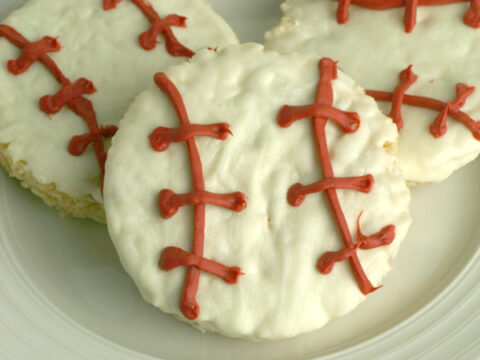The team will love these adorable and delicious candy coated rice krispies treat baseball snacks from hunnyimhomediy.com | baseball team snacks | baseball snack | baseball team snack | baseball snack idea | team snack idea | sports snack | sports team snack #baseball