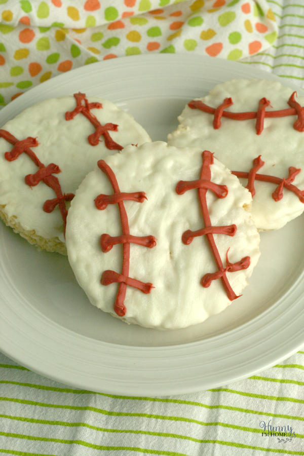The team will love these adorable and delicious candy coated rice krispies treat baseball snacks from hunnyimhomediy.com | baseball team snacks | baseball snack | baseball team snack | baseball snack idea | team snack idea | sports snack | sports team snack #baseball