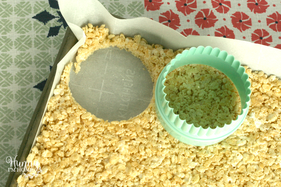The team will love these adorable and delicious candy coated rice krispies treat baseball snacks from hunnyimhomediy.com | baseball team snacks | baseball snack | baseball team snack | baseball snack idea | team snack idea | sports snack | sports team snack #baseball