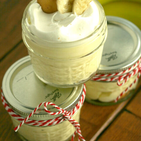 This recipe for gluten free banana pudding is delicious and so simple to make via hunnyimhomediy.com | gluten free banana pudding | gluten free banana recipes | gluten free banana recipe | banana pudding recipe | banana pudding recipe gluten free | banana pudding gluten free | gluten free banana pudding desserts | individual desserts | individual gluten free desserts