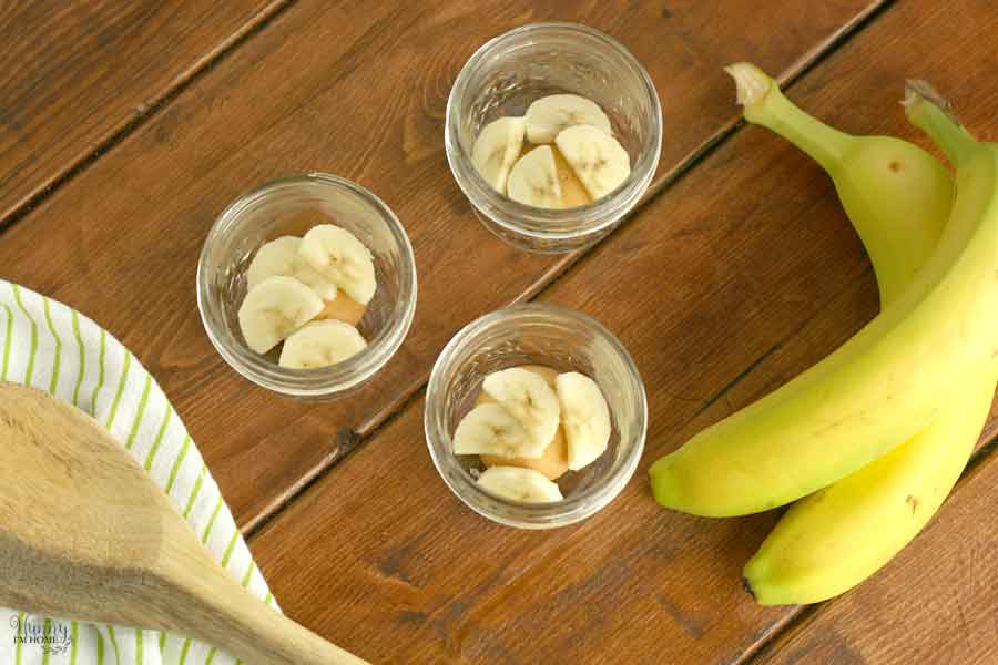 This recipe for gluten free banana pudding is delicious and so simple to make via hunnyimhomediy.com | gluten free banana pudding | gluten free banana recipes | gluten free banana recipe | banana pudding recipe | banana pudding recipe gluten free | banana pudding gluten free | gluten free banana pudding desserts | individual desserts | individual gluten free desserts