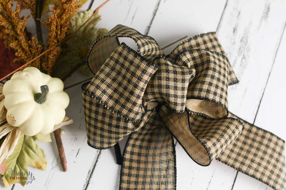 This simple DIY fall farmhouse wreath with a removable bow is so simple to make via Hunny I'm Home DIY | DIY fall farmhouse decor | DIY fall farmhouse crafts | DIY fall farmhouse decorations | fall farmhouse wreath ideas | fall farmhouse wreath ideas | fall farmhouse wreath diy | fall farmhouse wreaths diy #fall #farmhouse #DIY