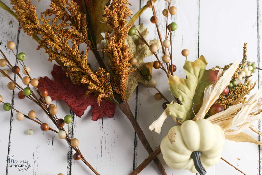 This simple DIY fall farmhouse wreath with a removable bow is so simple to make via Hunny I'm Home DIY | DIY fall farmhouse decor | DIY fall farmhouse crafts | DIY fall farmhouse decorations | fall farmhouse wreath ideas | fall farmhouse wreath ideas | fall farmhouse wreath diy | fall farmhouse wreaths diy #fall #farmhouse #DIY