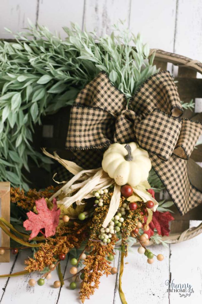 This simple DIY fall farmhouse wreath with a removable bow is so simple to make via Hunny I'm Home DIY | DIY fall farmhouse decor | DIY fall farmhouse crafts | DIY fall farmhouse decorations | fall farmhouse wreath ideas | fall farmhouse wreath ideas | fall farmhouse wreath diy | fall farmhouse wreaths diy #fall #farmhouse #DIY
