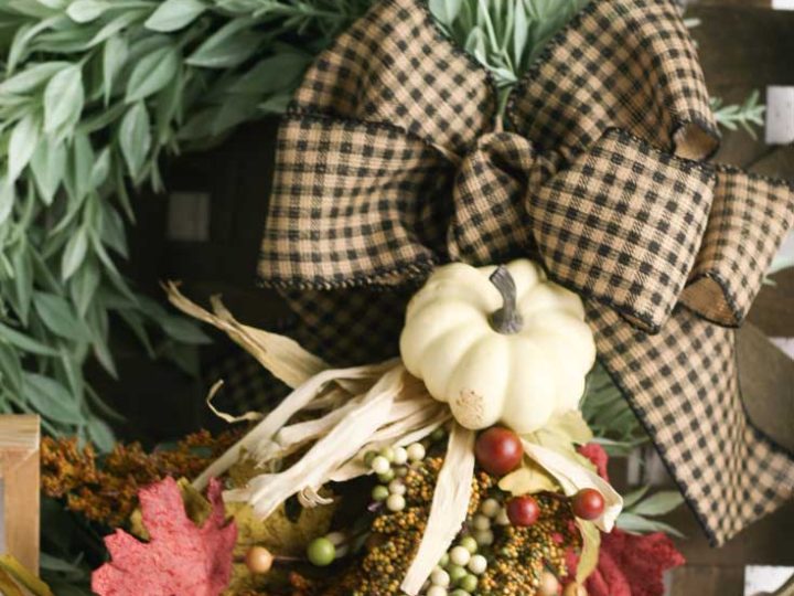 This simple DIY fall farmhouse wreath with a removable bow is so simple to make via Hunny I'm Home DIY | DIY fall farmhouse decor | DIY fall farmhouse crafts | DIY fall farmhouse decorations | fall farmhouse wreath ideas | fall farmhouse wreath ideas | fall farmhouse wreath diy | fall farmhouse wreaths diy #fall #farmhouse #DIY