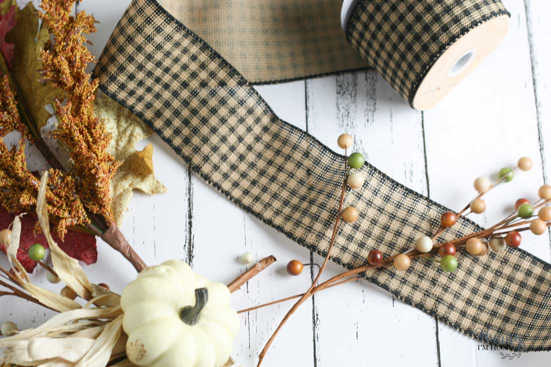 This simple DIY fall farmhouse wreath with a removable bow is so simple to make via Hunny I'm Home DIY | DIY fall farmhouse decor | DIY fall farmhouse crafts | DIY fall farmhouse decorations | fall farmhouse wreath ideas | fall farmhouse wreath ideas | fall farmhouse wreath diy | fall farmhouse wreaths diy #fall #farmhouse #DIY