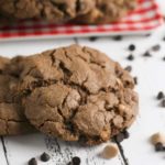 These gluten free hot chocolate cookies are delicious and simple to make via Hunny I'm Home DIY | gluten free hot chocolate recipes | gluten free christmas cookies | Christmas cookies gluten free | hot chocolate cookies easy | caramel chocolate chip cookies gluten free #glutenfree #christmascookies