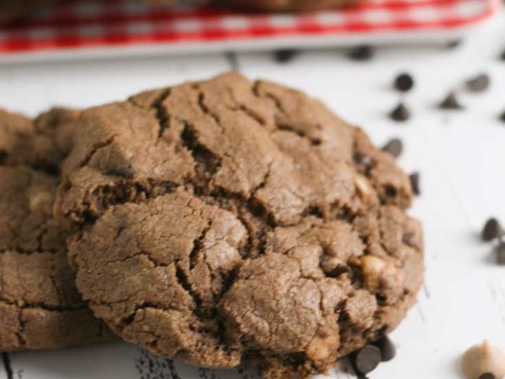 These gluten free hot chocolate cookies are delicious and simple to make via Hunny I'm Home DIY | gluten free hot chocolate recipes | gluten free christmas cookies | Christmas cookies gluten free | hot chocolate cookies easy | caramel chocolate chip cookies gluten free #glutenfree #christmascookies