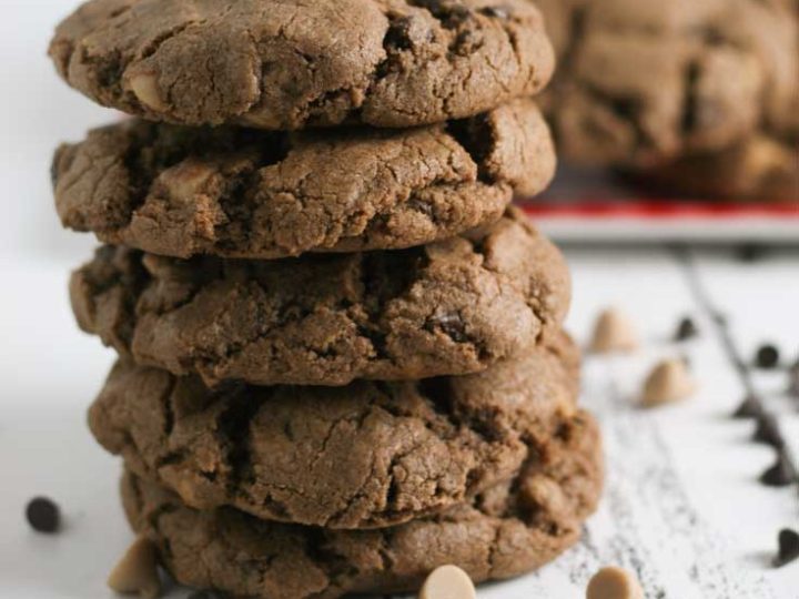 These gluten free hot chocolate cookies are delicious and simple to make via Hunny I'm Home DIY | gluten free hot chocolate recipes | gluten free christmas cookies | Christmas cookies gluten free | hot chocolate cookies easy | caramel chocolate chip cookies gluten free #glutenfree #christmascookies