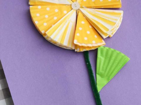 This adorable flower craft for kids is the perfect spring craft for kids! It's a great flower craft for toddlers or flower craft for kindergarten. Your kids will love making these flower crafts for kids! #DIY #craftsforkids