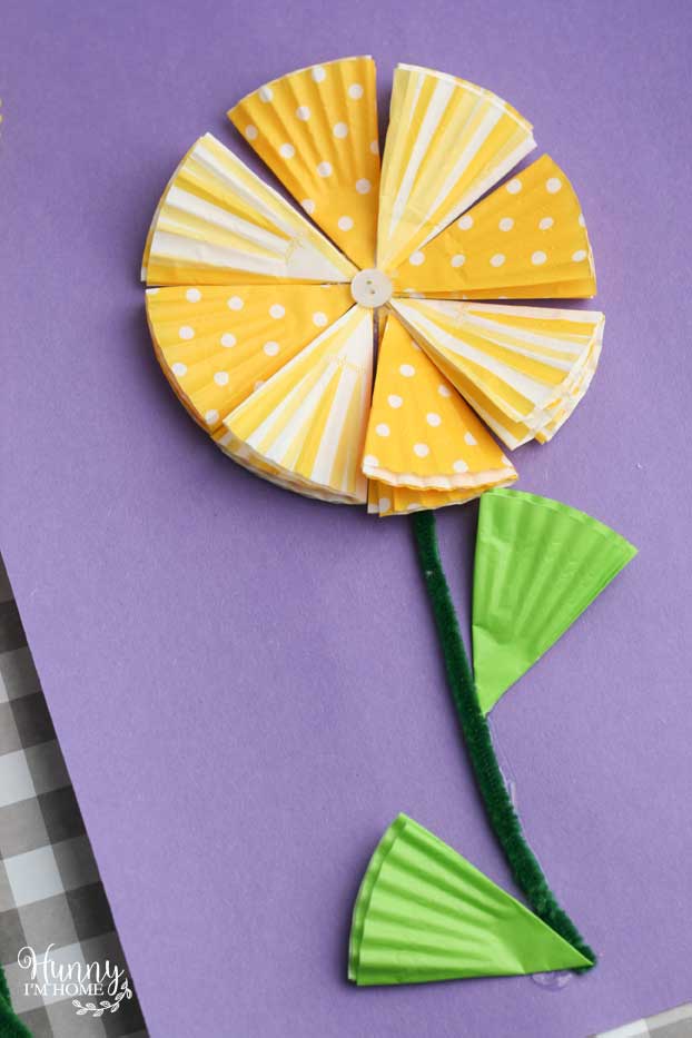 This adorable flower craft for kids is the perfect spring craft for kids! It's a great flower craft for toddlers or flower craft for kindergarten. Your kids will love making these flower crafts for kids! #DIY #craftsforkids
