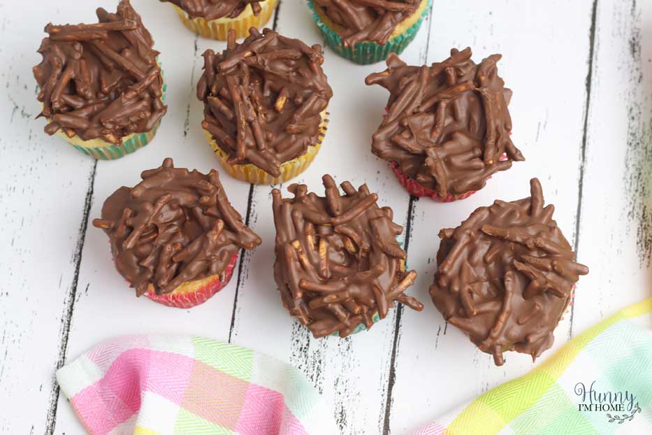These adorable dinosaur nest cupcakes are perfect for a dinosaur birthday party! If you're throwing a dinosaur party, yuou need these cute dinosaur cupcakes. They're a simple dinosaur cupcakes DIY that look just like a dinosaur nest with eggs! #dinosaur #dinosaurparty