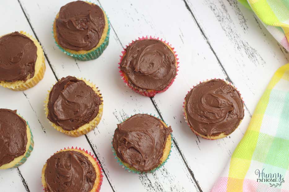 These adorable dinosaur nest cupcakes are perfect for a dinosaur birthday party! If you're throwing a dinosaur party, yuou need these cute dinosaur cupcakes. They're a simple dinosaur cupcakes DIY that look just like a dinosaur nest with eggs! #dinosaur #dinosaurparty