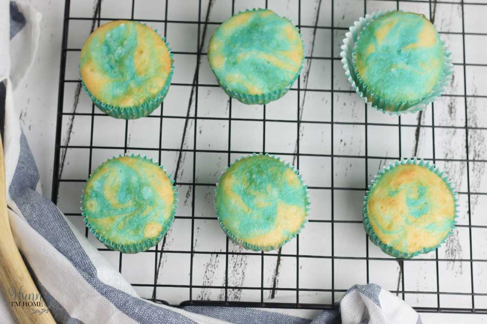 Ocean swirl beach cupcakes