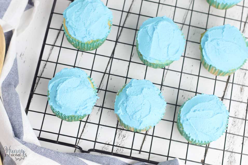 Icing on beach cupcakes