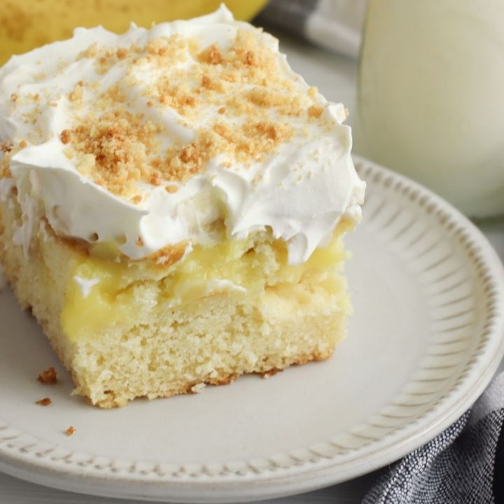 banana pudding poke cake
