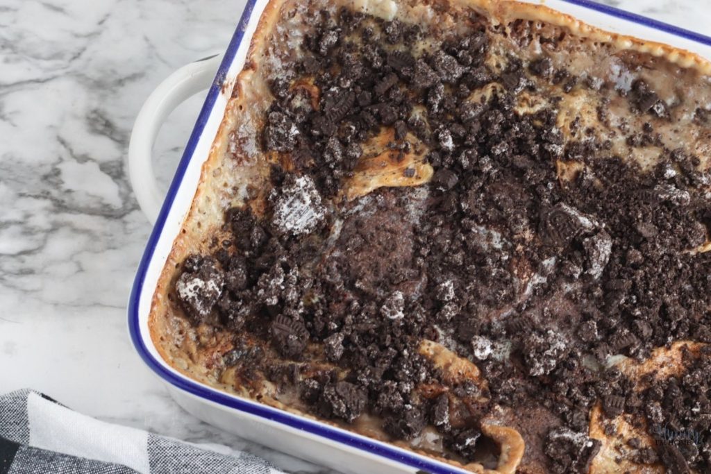 5 ingredient oreo dump cake