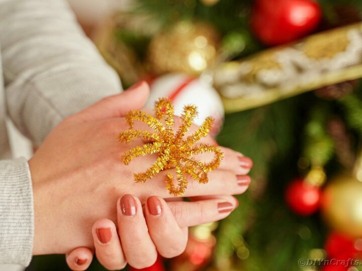 Image for How to Make a Sparkling Pipe Cleaner Fireworks Ring