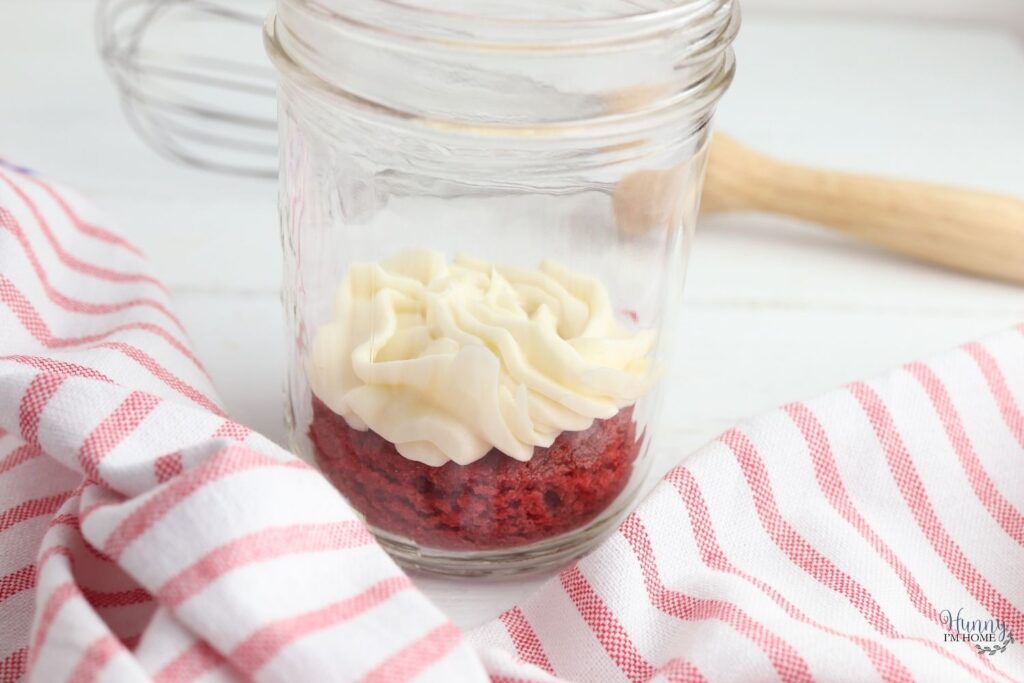 how to layer cake in a jar with icing