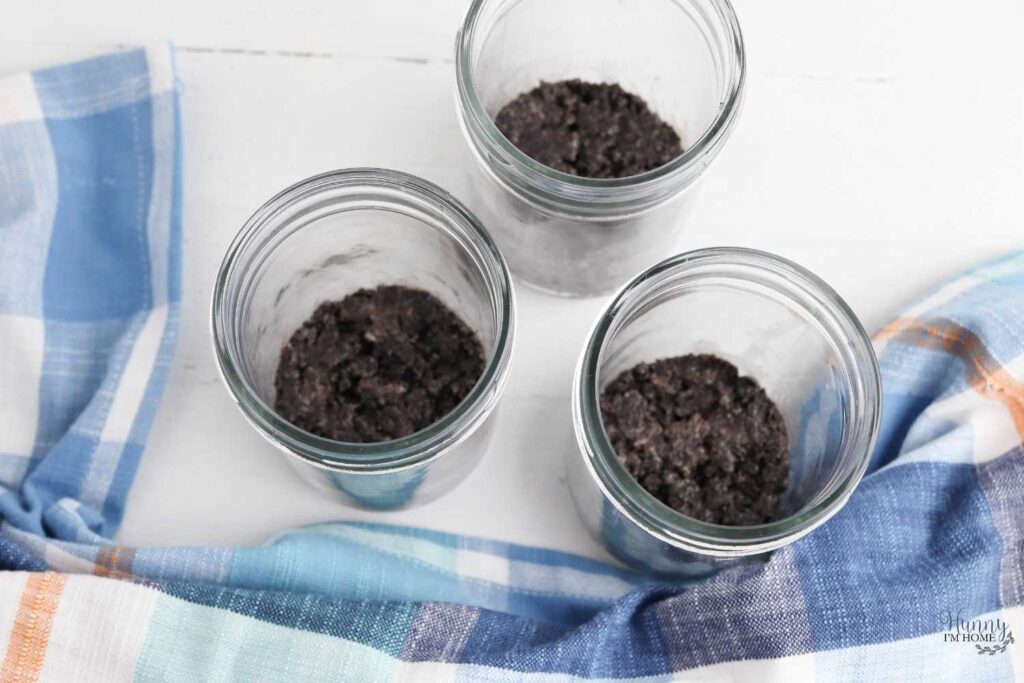 gluten free oreo cheesecake crust in a jar