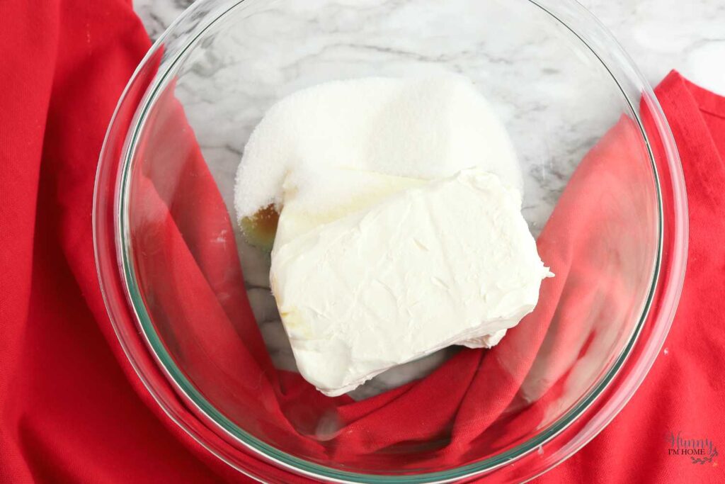 easy apple cheesecake in a jar