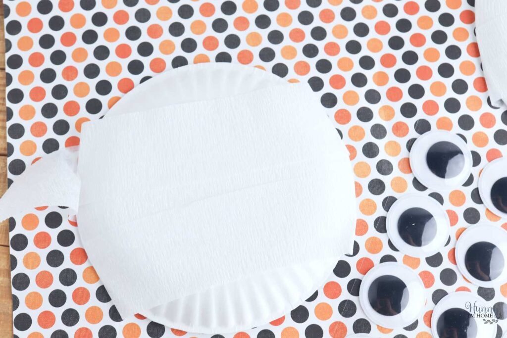 mummy with paper plate