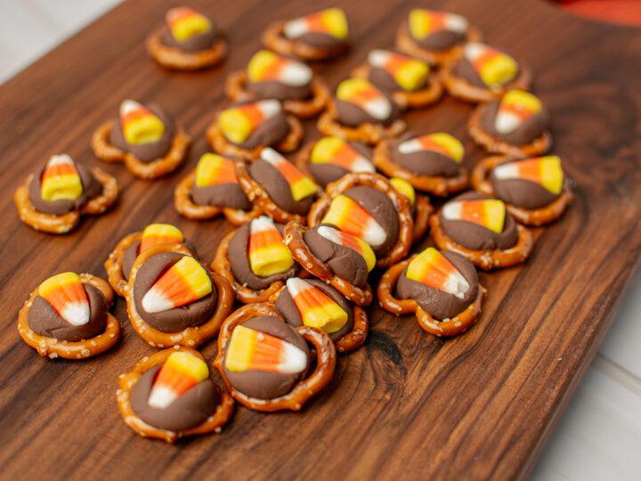 Image for Candy Corn Pretzel Hugs